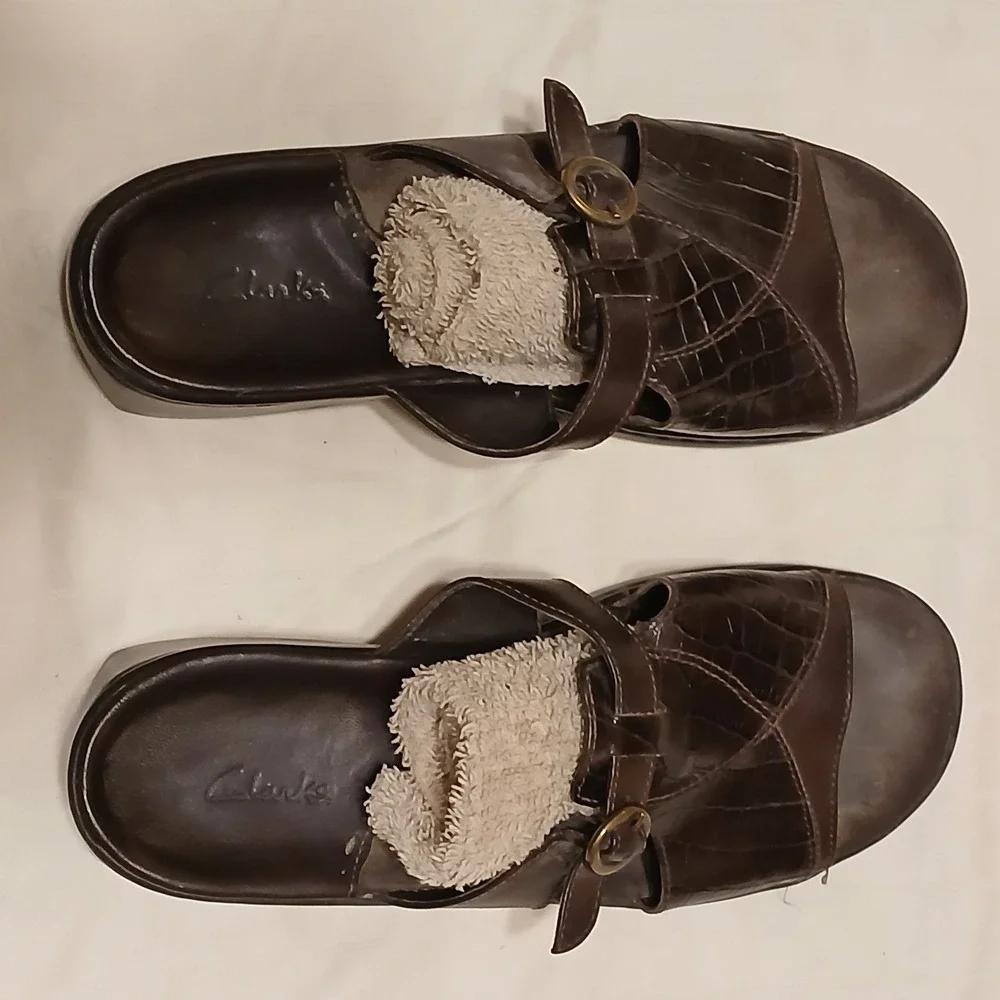 Clarks Women Dark Brown Faux Croc Wedge Sandals Comfort Fuzzy Lined Size Unknown